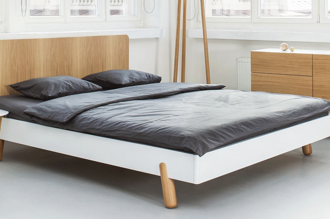 Základním motivem celé kolekce byla pro nás hravost, střídmost a kombinace materiálů. Novou kolekci Mamma charakterizuje vlídná a elegantní forma v kombinaci s přírodními materiály a sofistikovanými detaily. Kolekce získala nominaci Czech Grand Design a vyhrála národní kolo soutěže EDIDA. MATERIÁL: dýha, masiv / dub POVRCHOVÁ ÚPRAVA: dýha kombinace dub přírodní/bílá, dýha dub bílá, masiv dub přírodní lak ČALOUNĚNÍ: Marok 03, Marok 07, Marok 10, Marok 11, Hera 04, Hera 10, Hera 14