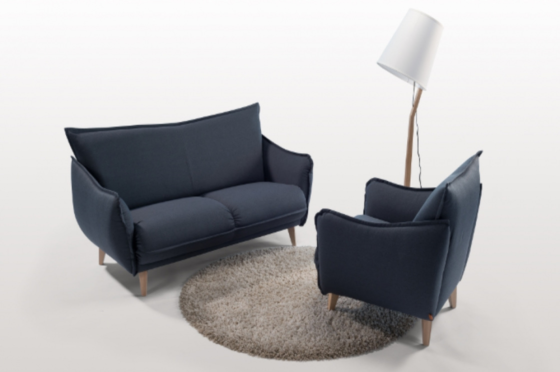 Sedací souprava Delta evokující polštáře je synonymem pohodlí, nevšedního designu a stane se luxusním doplňkem vašeho obydlí. I u této sedací soupravy jsme kladli důraz nejen na vzhled, ale také na ergonomii sezení, a proto pokud očekáváte pohodlné sezení v osobitém stylu, tato sedací souprava splní veškerá očekávání. Pružinové jádro, kvalitní pěna a prodyšné polyesterové rouno splňují motto firmy Böhm – pohodlí na úrovní. Možnost výběru potahového materiálu, látky nebo kůže. Dřevěné nohy jsou v základním provedení buk přírodní. Možnost namoření do několika dalších dekorů černé, wenge, ořech a olše. Možnost také dubových nohou. 