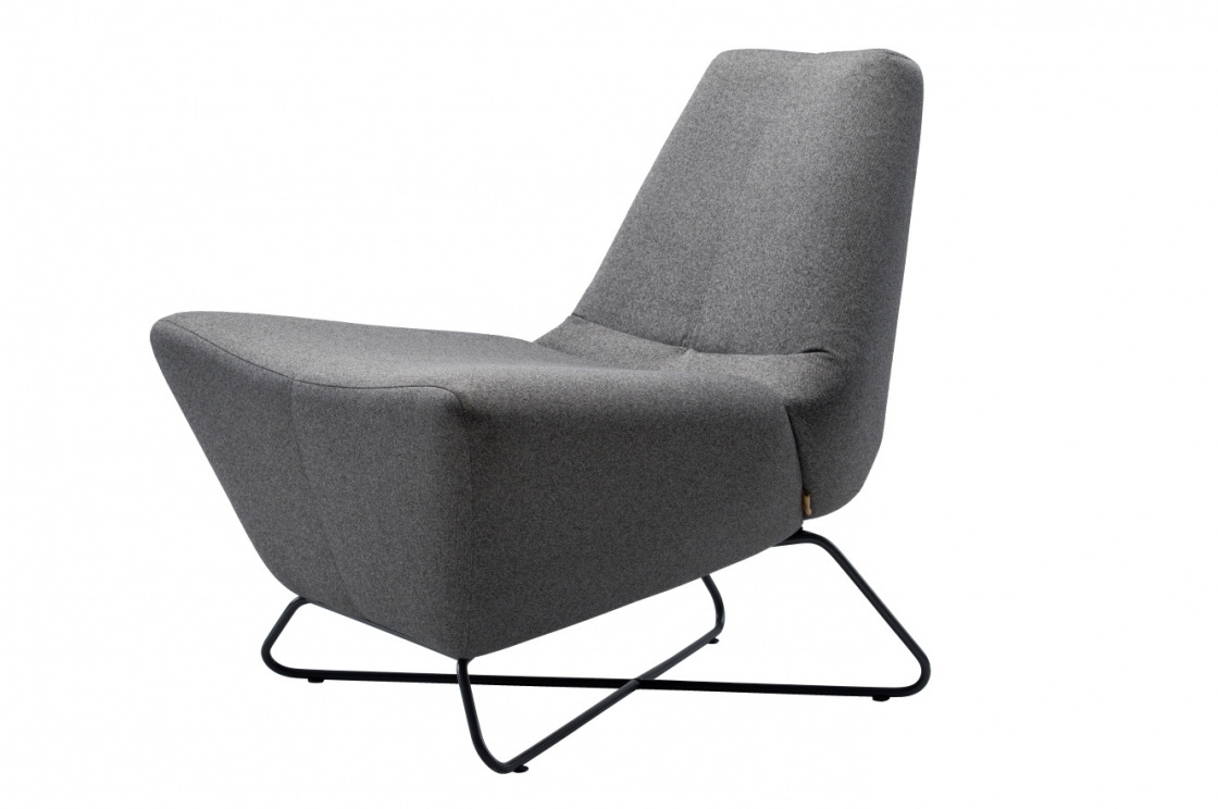 Phoenix toto je designový skvost, který zaujme každého na první pohled. Jeden z nejmladších přírůstku do portfolia křesel byl velkou výzvou a designér zvolil naprosto nové a neotřelé řešení jak co se týče podnože, tak vzájemného poměru sedáku a opěráku. Phoenixe si zamilovali mnozí návrháři, velmi zdařile kombinují látky na sedáku a opěráku v různých barvách a tím ještě podtrhují jeho jedinečnost. Ocenění v designových soutěžích jsou toho důkazem, zejména IF DESIGN AWARD 2018. Možnost vyhotovení pouze v látkovém provedení. Kovová ponož možná v několika provedení barevnice RAL (1003, 2004, 3000, 7016, 7032, 8014, 9006, 9007, 9016)