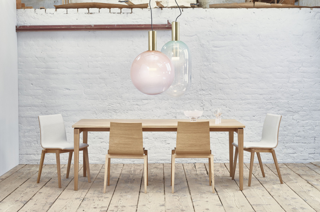 Stockholm promítá do naší technologie design severu Evropy, rodiště designéra Madse K. Johansena. Stůl doplňující sérii podtrhuje její nadčasový vzhled. Je možné jej objednat také v rozkládací variantě. Výsuvný systém, který je umístěn v užší boční straně, vám v případě potřeby rozšíří jídelní plochu o další místo.