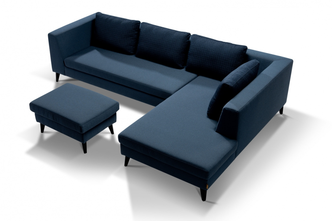 Sedací souprava Domingo se velmi rychle zařadila mezi úspěšné produkty firmy Böhm a její osobitý moderní design jí posouvá do stálic našeho portfolia. Je velmi variabilní, co se týče kombinace potahových látek – lze si například hrát s barvami polštářů, které jsou volně ložené. Kvalitní pěna předurčuje pohodlné sezení, a pokud jste příznivci robotických vysavačů, výška této sedací soupravy Vám bude vyhovovat. Minimalistický styl a maximální pohodlí jsou synonymem této sedací soupravy. Možnost výběru potahového materiálu, látky nebo kůže. Dřevěné nohy jsou v základním provedení buk přírodní. Možnost namoření do několika dalších dekorů černé, wenge, ořech a olše. Možnost také dubových nohou. 