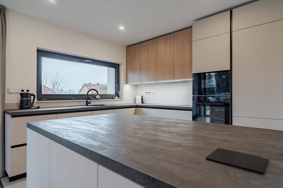 Tato kuchyňská linka byla zrealizována pro našeho zákazníka v Chocni (autor projektu: Petr Švehlák – kuchyňské studio Litomyšl).