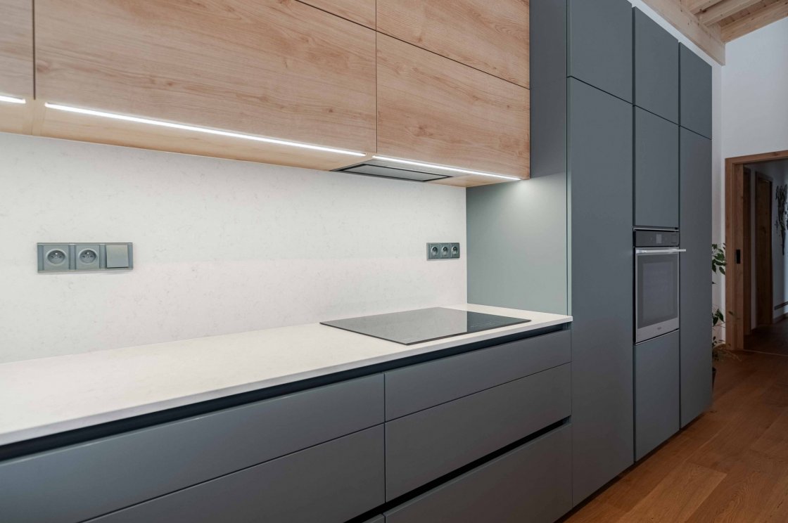 Tato kuchyňská linka byla zrealizována pro našeho zákazníka v Sopotnici (autor projektu: Petr Švehlák – kuchyňské studio Litomyšl).