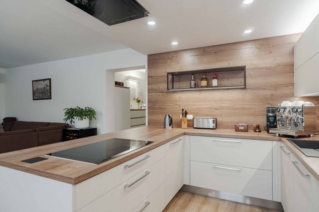 Tato kuchyňská linka byla zrealizována pro našeho zákazníka v Lanškrouně (autor projektu: Lenka Hofericová – kuchyňské studio Litomyšl).