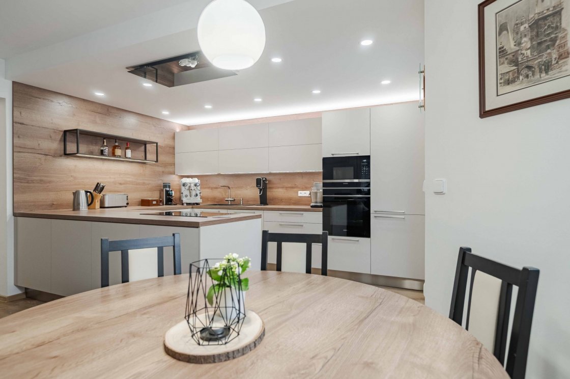 Tato kuchyňská linka byla zrealizována pro našeho zákazníka v Lanškrouně (autor projektu: Lenka Hofericová – kuchyňské studio Litomyšl).