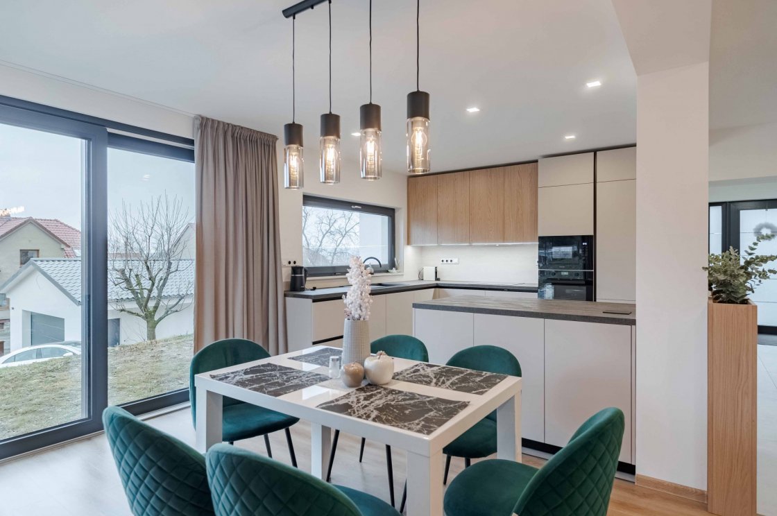 Tato kuchyňská linka byla zrealizována pro našeho zákazníka v Chocni (autor projektu: Petr Švehlák – kuchyňské studio Litomyšl).