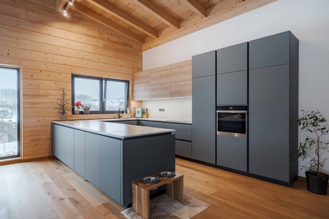 Tato kuchyňská linka byla zrealizována pro našeho zákazníka v Sopotnici (autor projektu: Petr Švehlák – kuchyňské studio Litomyšl).