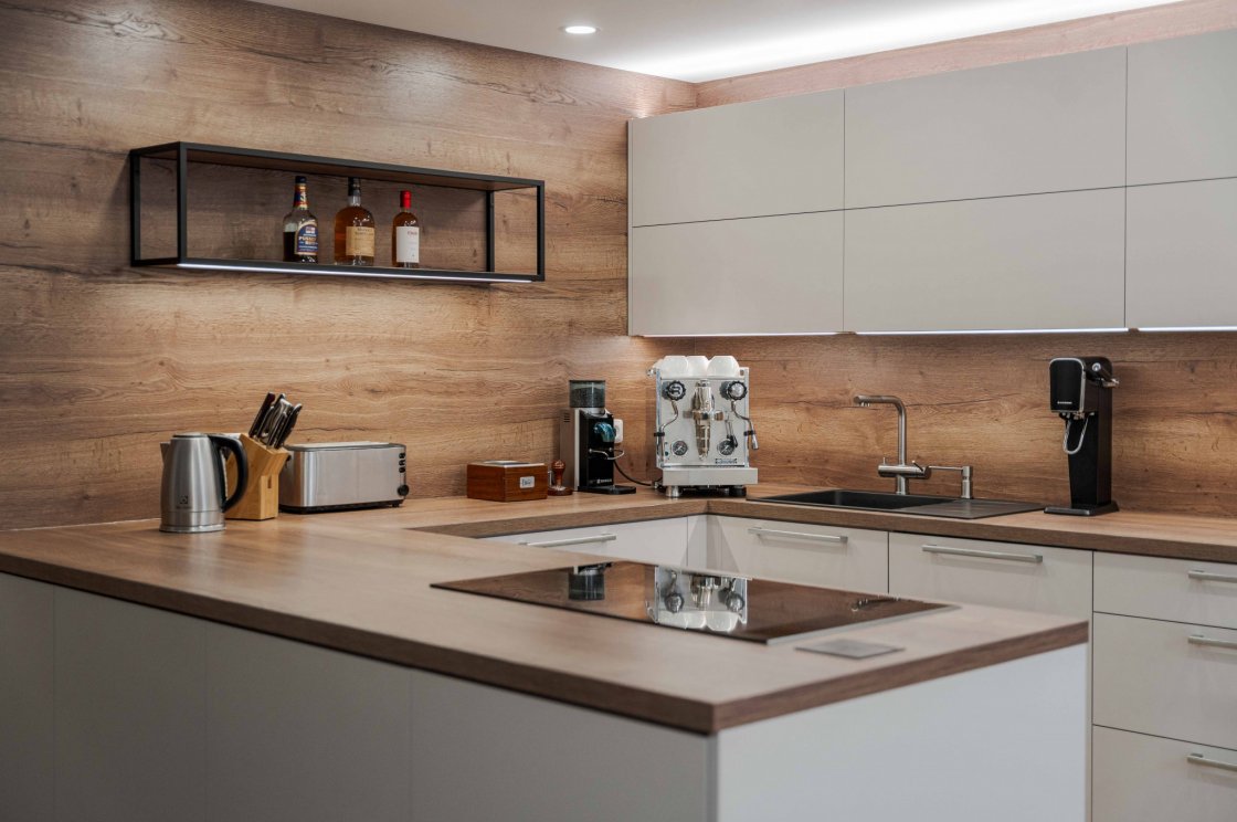 Tato kuchyňská linka byla zrealizována pro našeho zákazníka v Lanškrouně (autor projektu: Lenka Hofericová – kuchyňské studio Litomyšl).