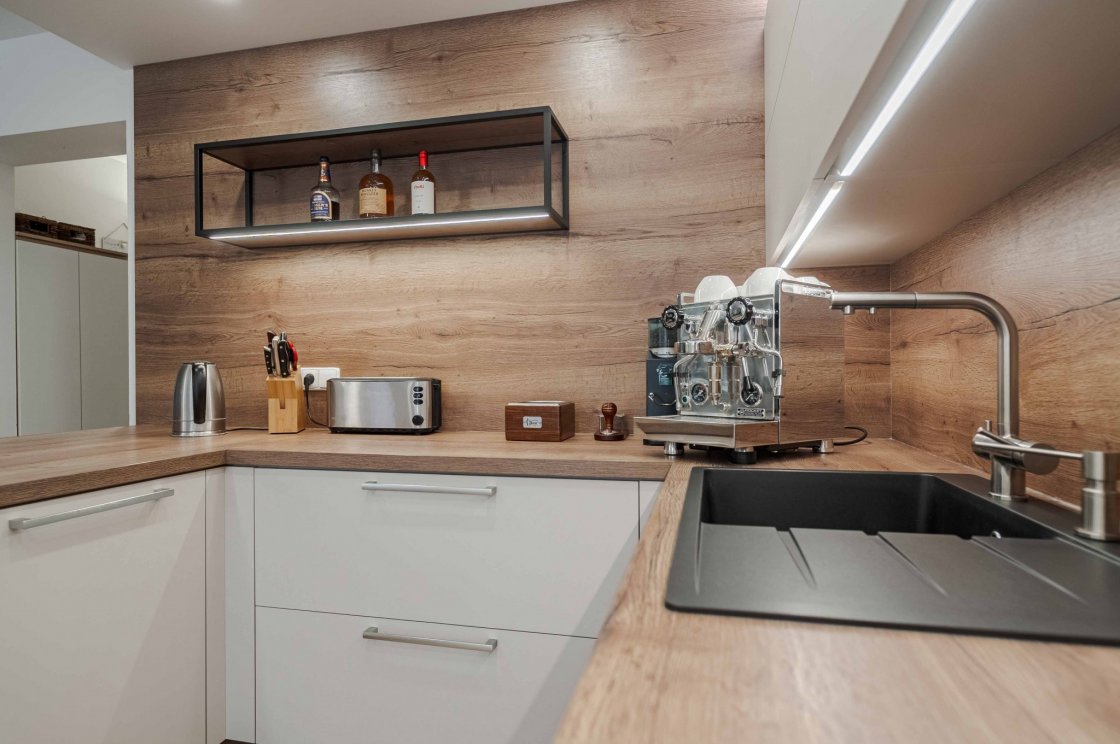 Tato kuchyňská linka byla zrealizována pro našeho zákazníka v Lanškrouně (autor projektu: Lenka Hofericová – kuchyňské studio Litomyšl).