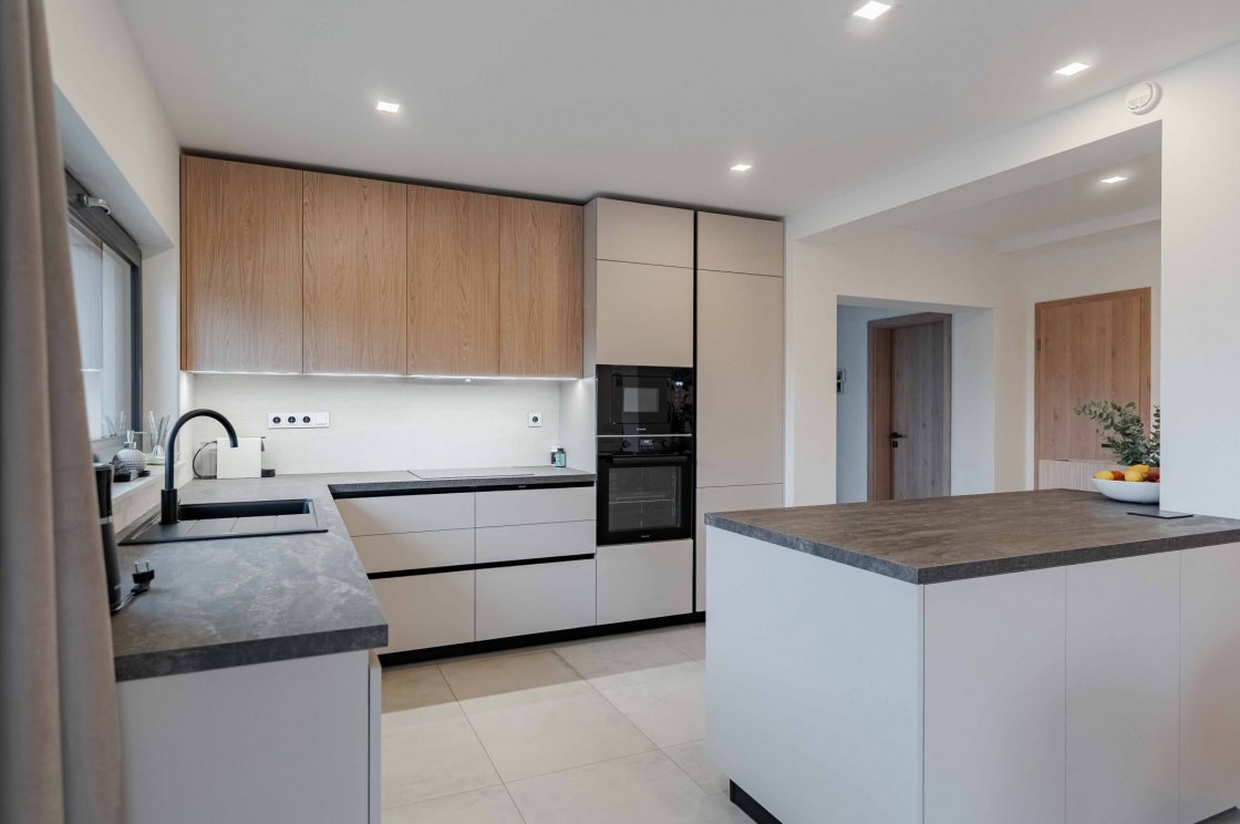 Tato kuchyňská linka byla zrealizována pro našeho zákazníka v Chocni (autor projektu: Petr Švehlák – kuchyňské studio Litomyšl).