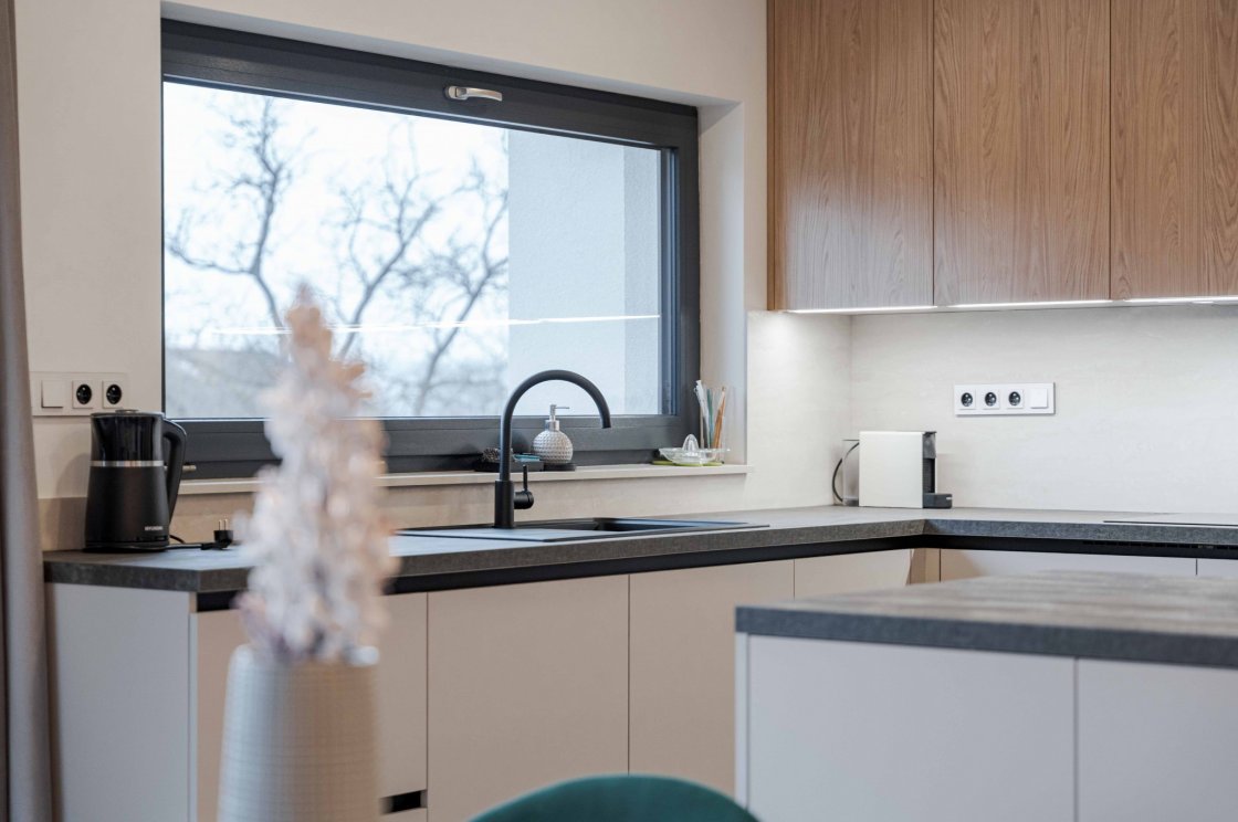 Tato kuchyňská linka byla zrealizována pro našeho zákazníka v Chocni (autor projektu: Petr Švehlák – kuchyňské studio Litomyšl).