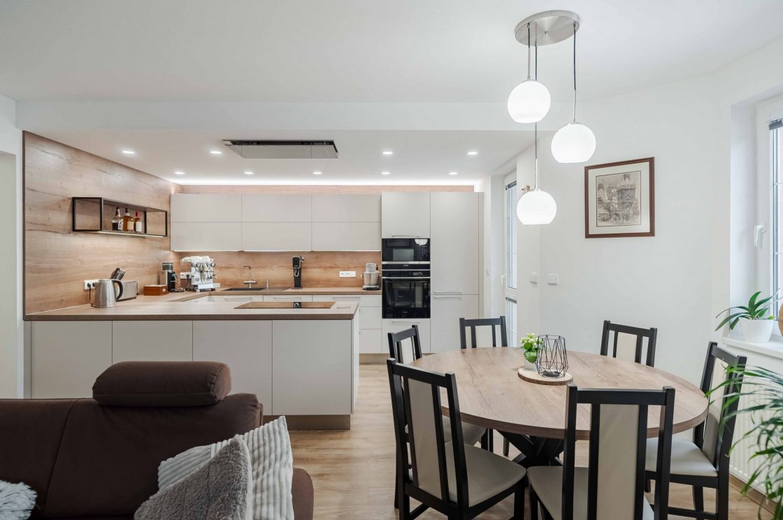 Tato kuchyňská linka byla zrealizována pro našeho zákazníka v Lanškrouně (autor projektu: Lenka Hofericová – kuchyňské studio Litomyšl).