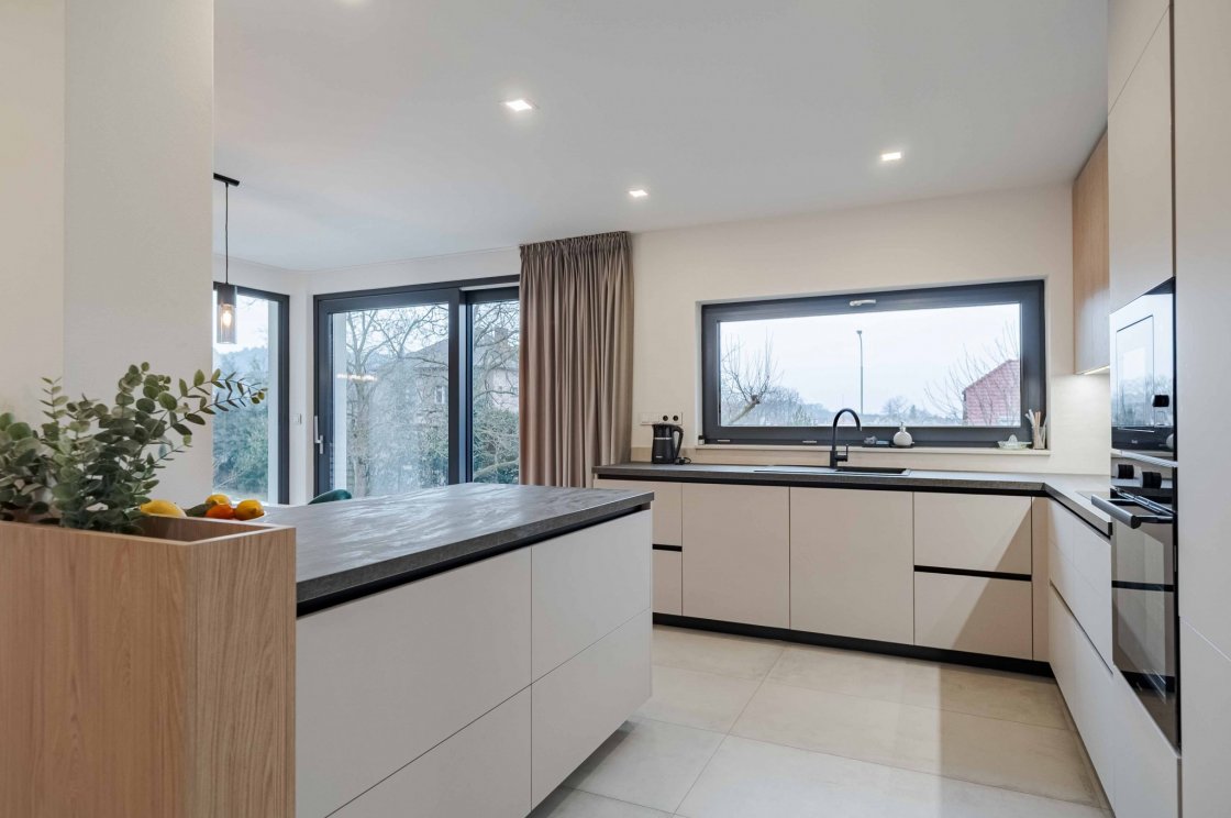 Tato kuchyňská linka byla zrealizována pro našeho zákazníka v Chocni (autor projektu: Petr Švehlák – kuchyňské studio Litomyšl).