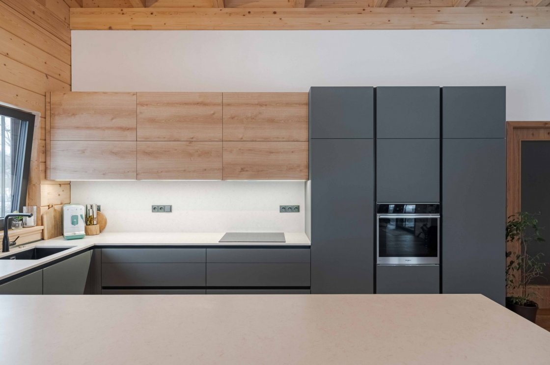 Tato kuchyňská linka byla zrealizována pro našeho zákazníka v Sopotnici (autor projektu: Petr Švehlák – kuchyňské studio Litomyšl).