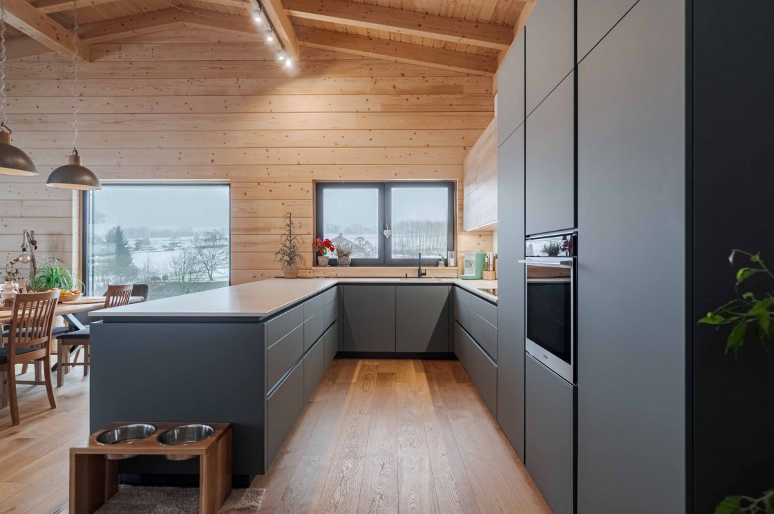 Tato kuchyňská linka byla zrealizována pro našeho zákazníka v Sopotnici (autor projektu: Petr Švehlák – kuchyňské studio Litomyšl).