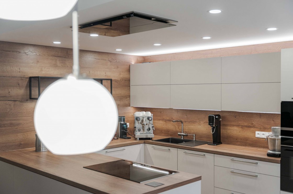 Tato kuchyňská linka byla zrealizována pro našeho zákazníka v Lanškrouně (autor projektu: Lenka Hofericová – kuchyňské studio Litomyšl).