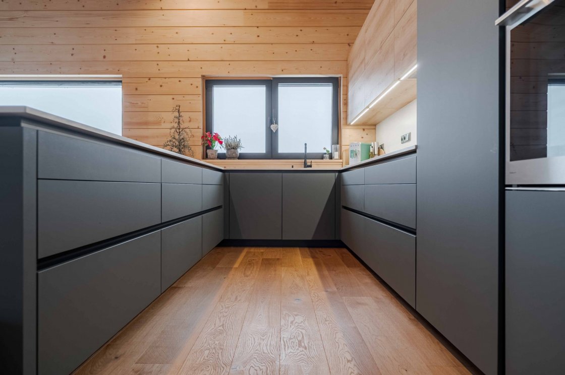 Tato kuchyňská linka byla zrealizována pro našeho zákazníka v Sopotnici (autor projektu: Petr Švehlák – kuchyňské studio Litomyšl).