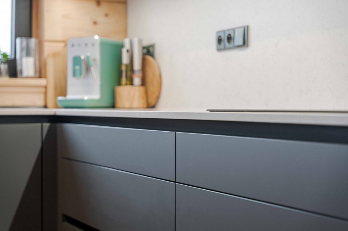 Tato kuchyňská linka byla zrealizována pro našeho zákazníka v Sopotnici (autor projektu: Petr Švehlák – kuchyňské studio Litomyšl).