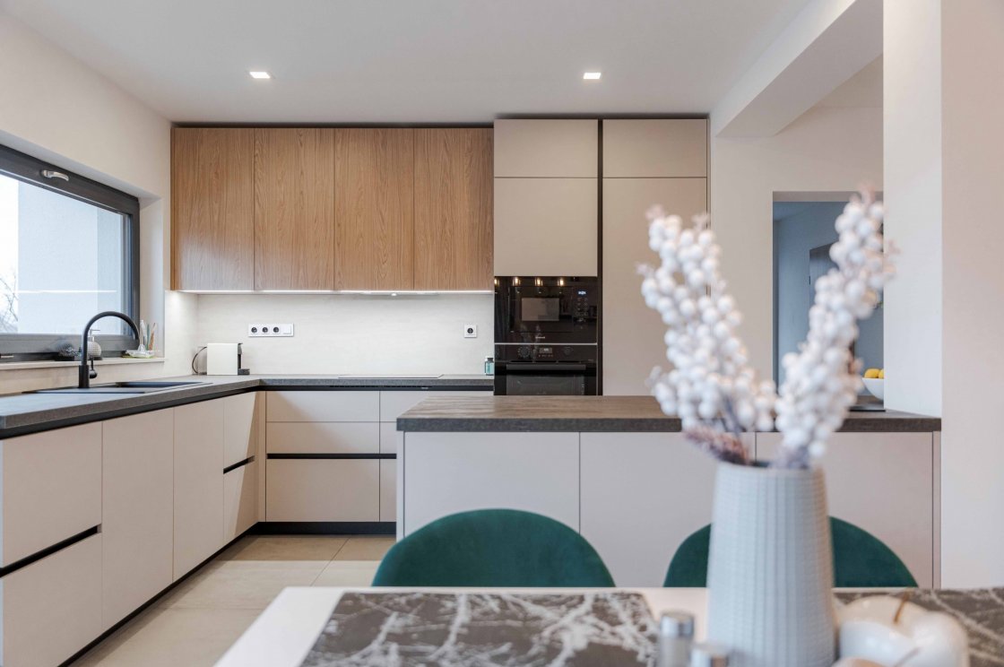 Tato kuchyňská linka byla zrealizována pro našeho zákazníka v Chocni (autor projektu: Petr Švehlák – kuchyňské studio Litomyšl).