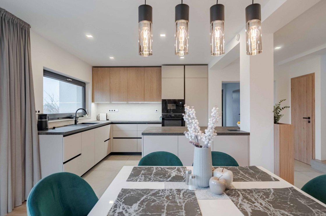 Tato kuchyňská linka byla zrealizována pro našeho zákazníka v Chocni (autor projektu: Petr Švehlák – kuchyňské studio Litomyšl).