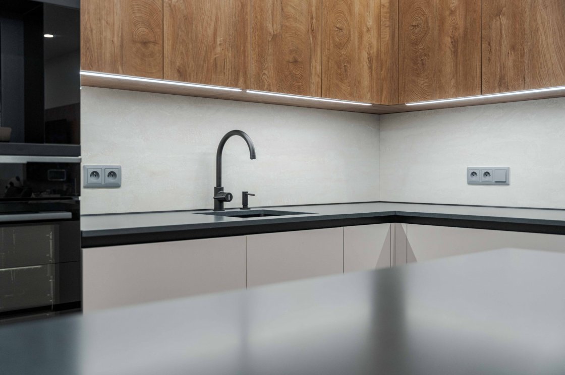 Tato kuchyňská linka byla zrealizována pro našeho zákazníka v České Třebové (autor projektu: Petr Švehlák – kuchyňské studio Litomyšl).