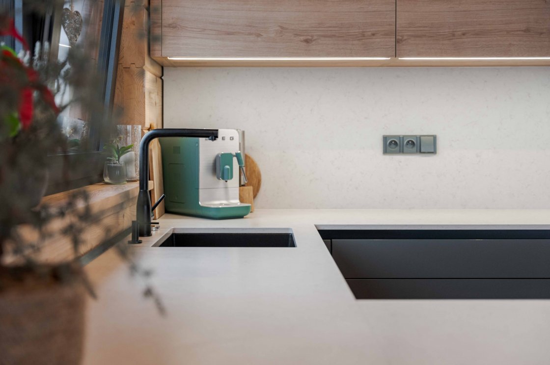 Tato kuchyňská linka byla zrealizována pro našeho zákazníka v Sopotnici (autor projektu: Petr Švehlák – kuchyňské studio Litomyšl).