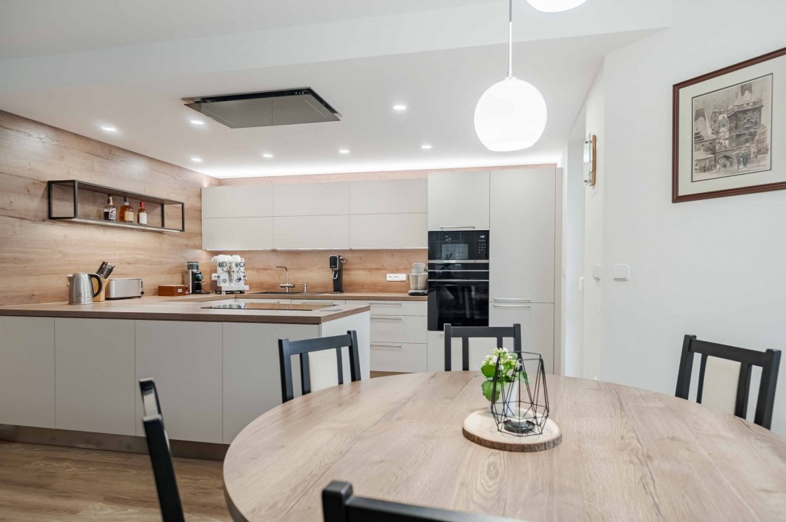 Tato kuchyňská linka byla zrealizována pro našeho zákazníka v Lanškrouně (autor projektu: Lenka Hofericová – kuchyňské studio Litomyšl).