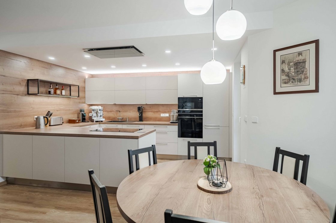 Tato kuchyňská linka byla zrealizována pro našeho zákazníka v Lanškrouně (autor projektu: Lenka Hofericová – kuchyňské studio Litomyšl).