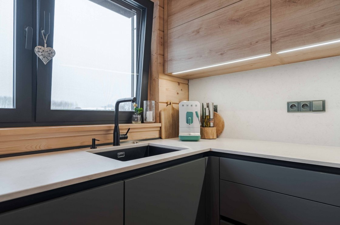 Tato kuchyňská linka byla zrealizována pro našeho zákazníka v Sopotnici (autor projektu: Petr Švehlák – kuchyňské studio Litomyšl).