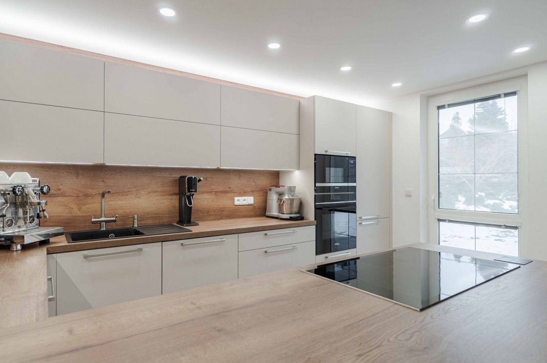 Tato kuchyňská linka byla zrealizována pro našeho zákazníka v Lanškrouně (autor projektu: Lenka Hofericová – kuchyňské studio Litomyšl).