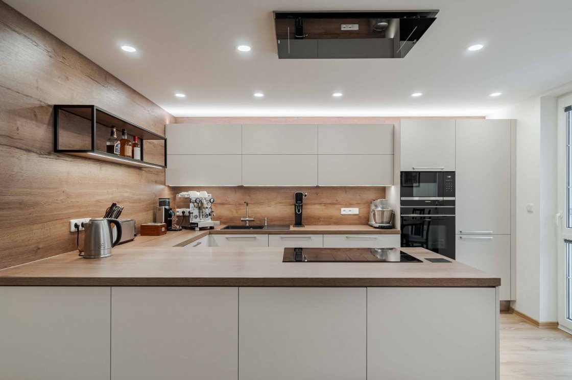 Tato kuchyňská linka byla zrealizována pro našeho zákazníka v Lanškrouně (autor projektu: Lenka Hofericová – kuchyňské studio Litomyšl).