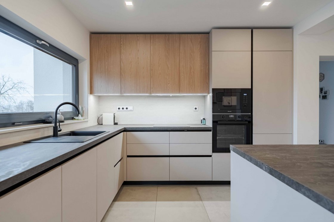 Tato kuchyňská linka byla zrealizována pro našeho zákazníka v Chocni (autor projektu: Petr Švehlák – kuchyňské studio Litomyšl).