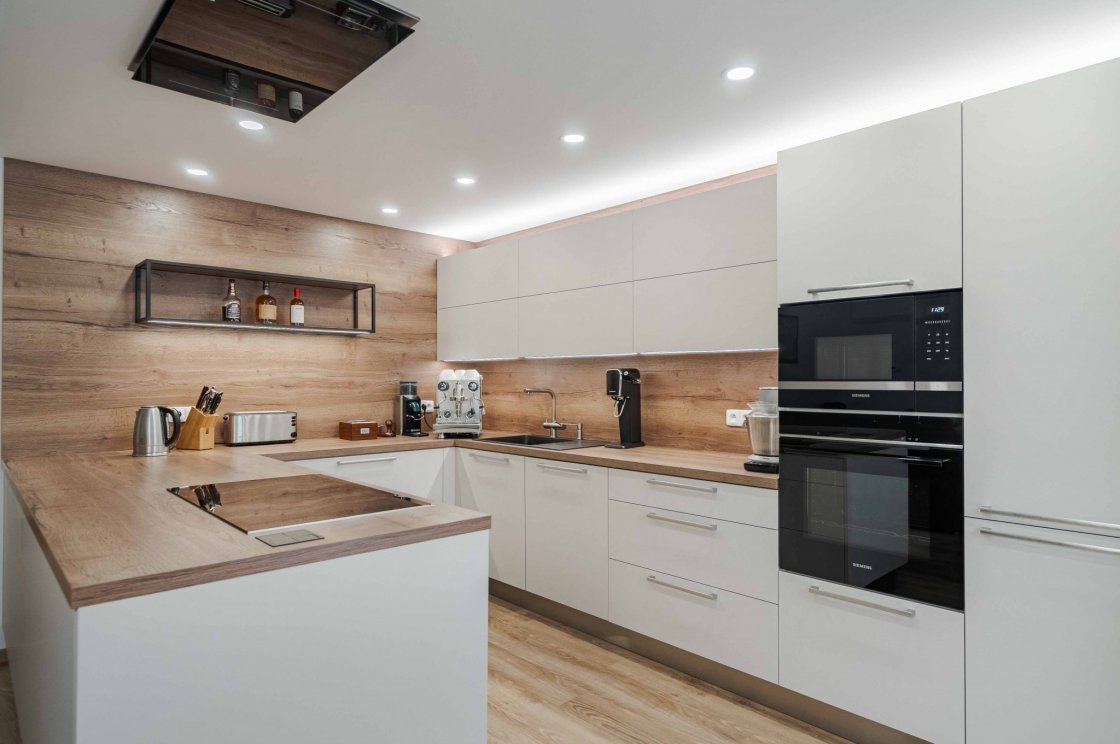 Tato kuchyňská linka byla zrealizována pro našeho zákazníka v Lanškrouně (autor projektu: Lenka Hofericová – kuchyňské studio Litomyšl).