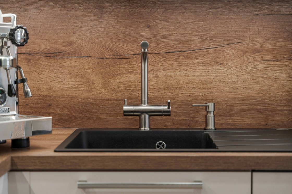 Tato kuchyňská linka byla zrealizována pro našeho zákazníka v Lanškrouně (autor projektu: Lenka Hofericová – kuchyňské studio Litomyšl).