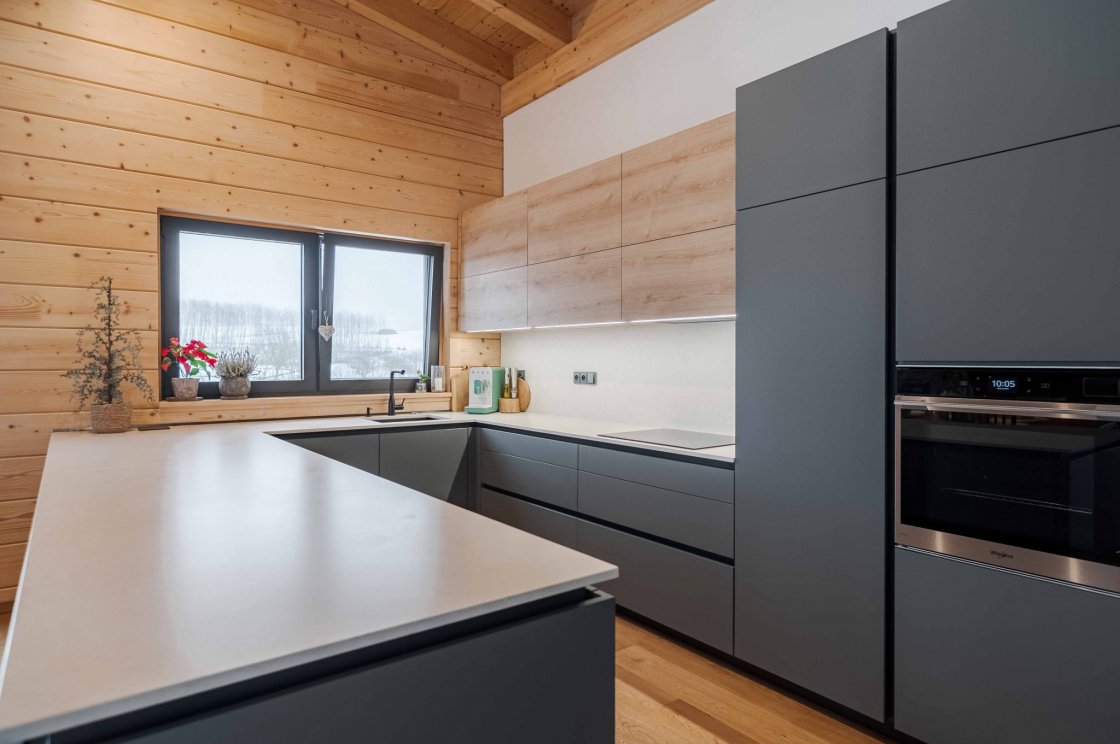 Tato kuchyňská linka byla zrealizována pro našeho zákazníka v Sopotnici (autor projektu: Petr Švehlák – kuchyňské studio Litomyšl).