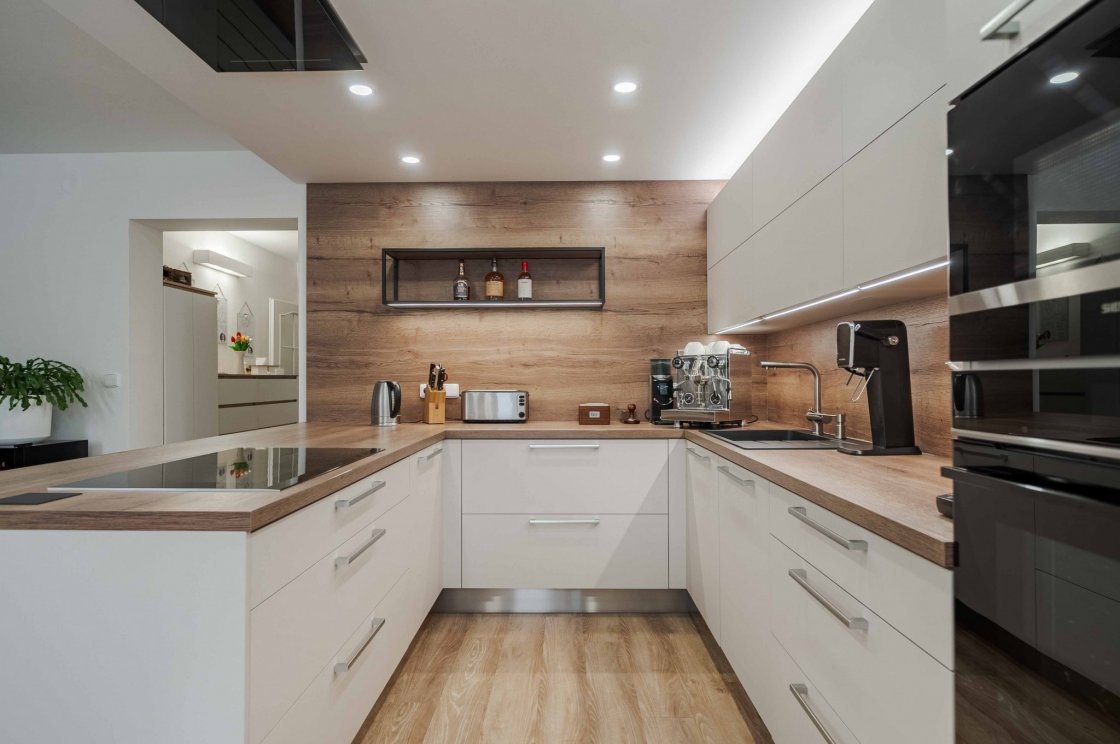 Tato kuchyňská linka byla zrealizována pro našeho zákazníka v Lanškrouně (autor projektu: Lenka Hofericová – kuchyňské studio Litomyšl).