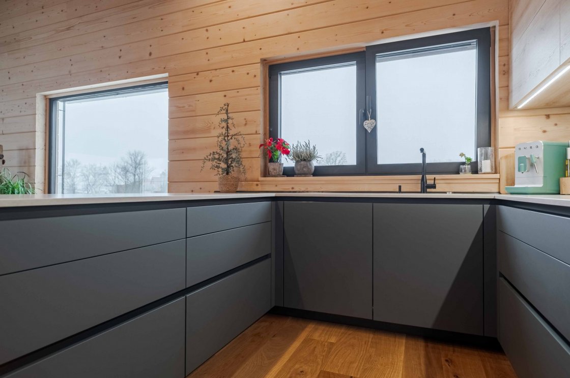 Tato kuchyňská linka byla zrealizována pro našeho zákazníka v Sopotnici (autor projektu: Petr Švehlák – kuchyňské studio Litomyšl).