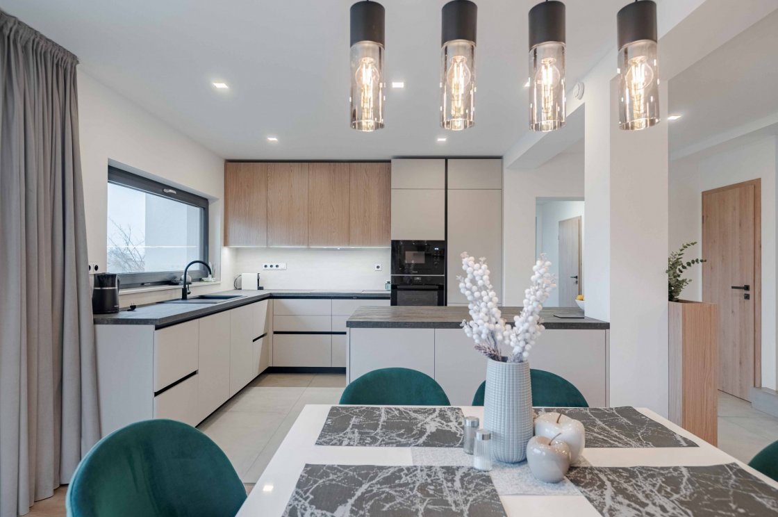 Tato kuchyňská linka byla zrealizována pro našeho zákazníka v Chocni (autor projektu: Petr Švehlák – kuchyňské studio Litomyšl).