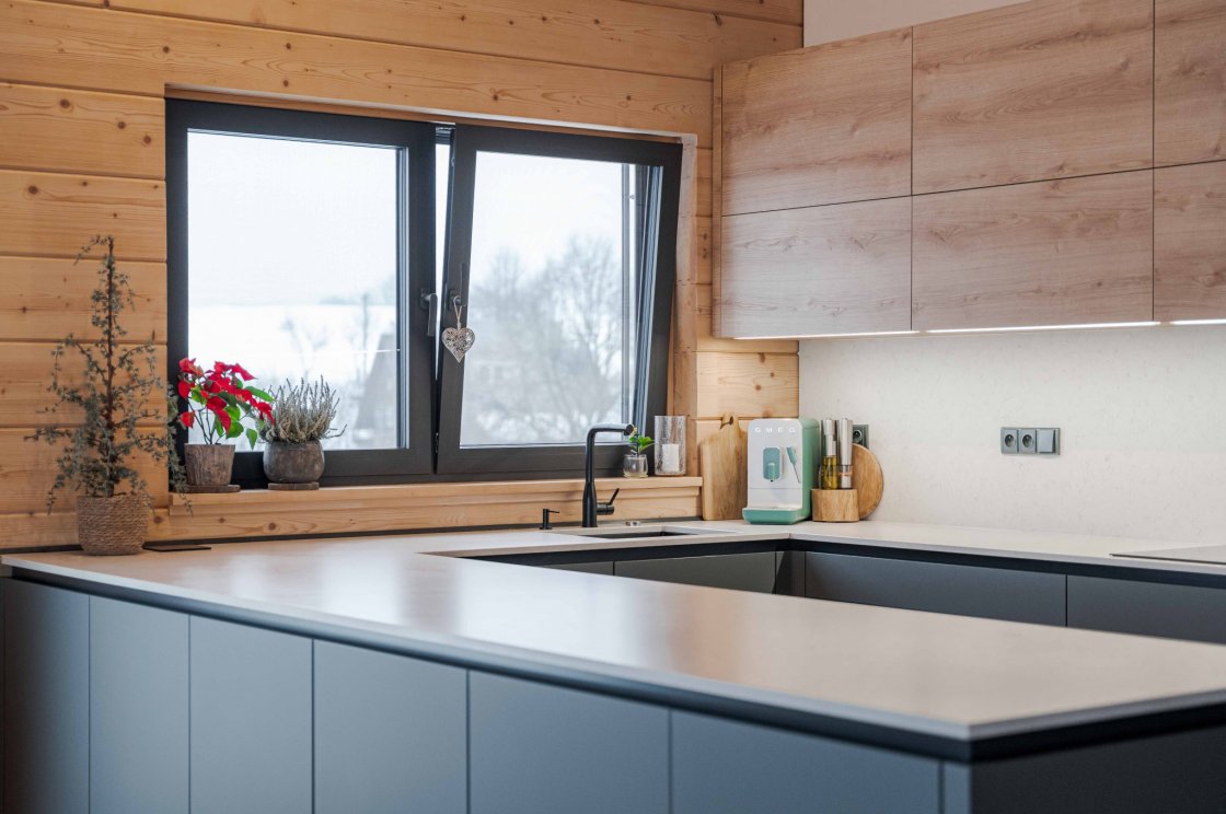 Tato kuchyňská linka byla zrealizována pro našeho zákazníka v Sopotnici (autor projektu: Petr Švehlák – kuchyňské studio Litomyšl).