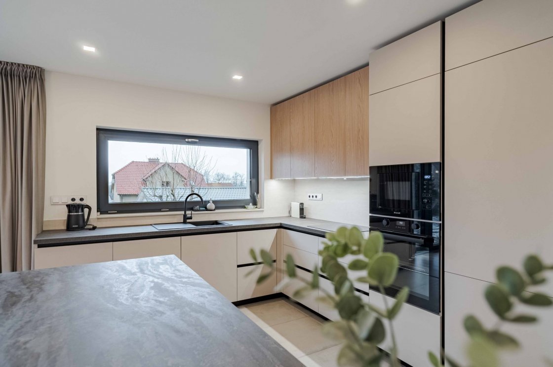 Tato kuchyňská linka byla zrealizována pro našeho zákazníka v Chocni (autor projektu: Petr Švehlák – kuchyňské studio Litomyšl).