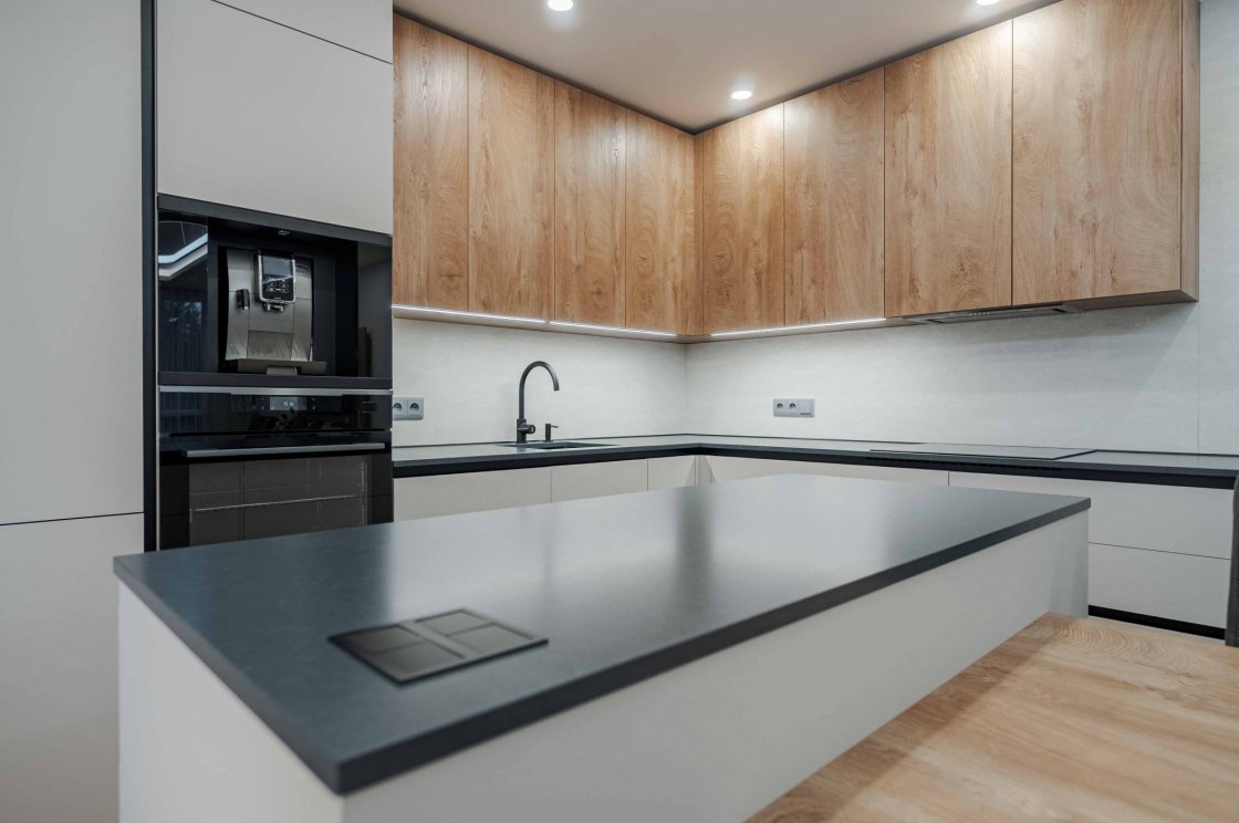 Tato kuchyňská linka byla zrealizována pro našeho zákazníka v České Třebové (autor projektu: Petr Švehlák – kuchyňské studio Litomyšl).