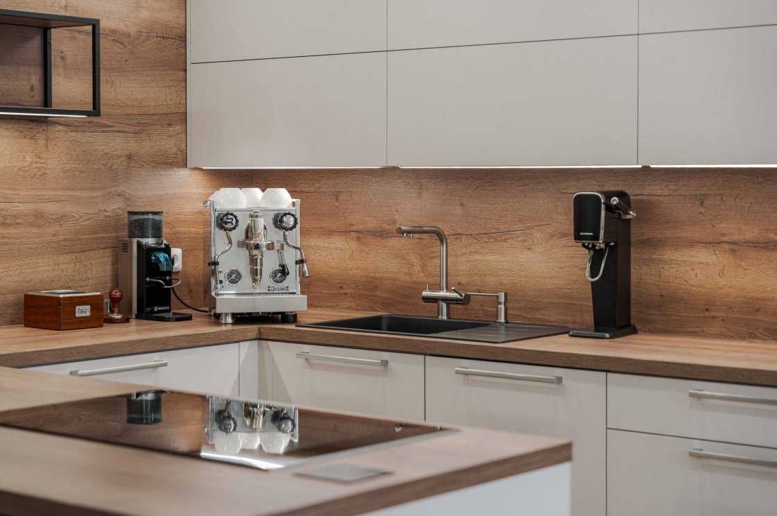 Tato kuchyňská linka byla zrealizována pro našeho zákazníka v Lanškrouně (autor projektu: Lenka Hofericová – kuchyňské studio Litomyšl).