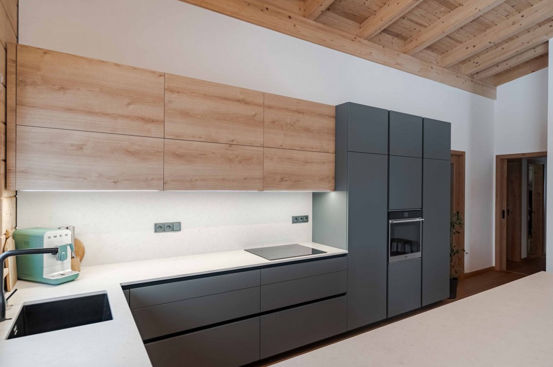 Tato kuchyňská linka byla zrealizována pro našeho zákazníka v Sopotnici (autor projektu: Petr Švehlák – kuchyňské studio Litomyšl).