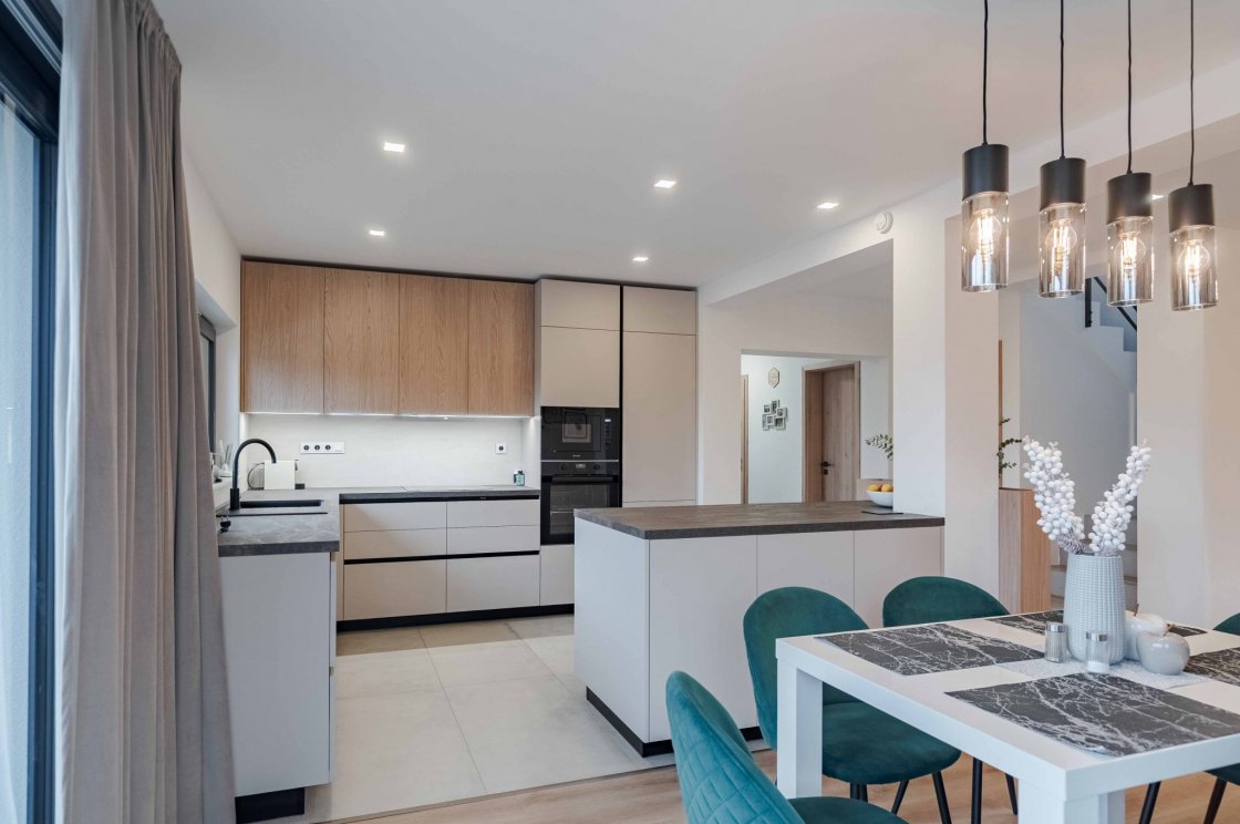 Tato kuchyňská linka byla zrealizována pro našeho zákazníka v Chocni (autor projektu: Petr Švehlák – kuchyňské studio Litomyšl).