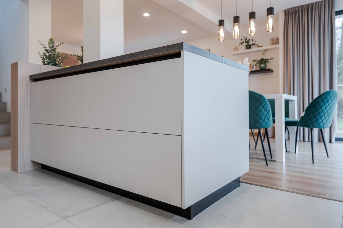 Tato kuchyňská linka byla zrealizována pro našeho zákazníka v Chocni (autor projektu: Petr Švehlák – kuchyňské studio Litomyšl).