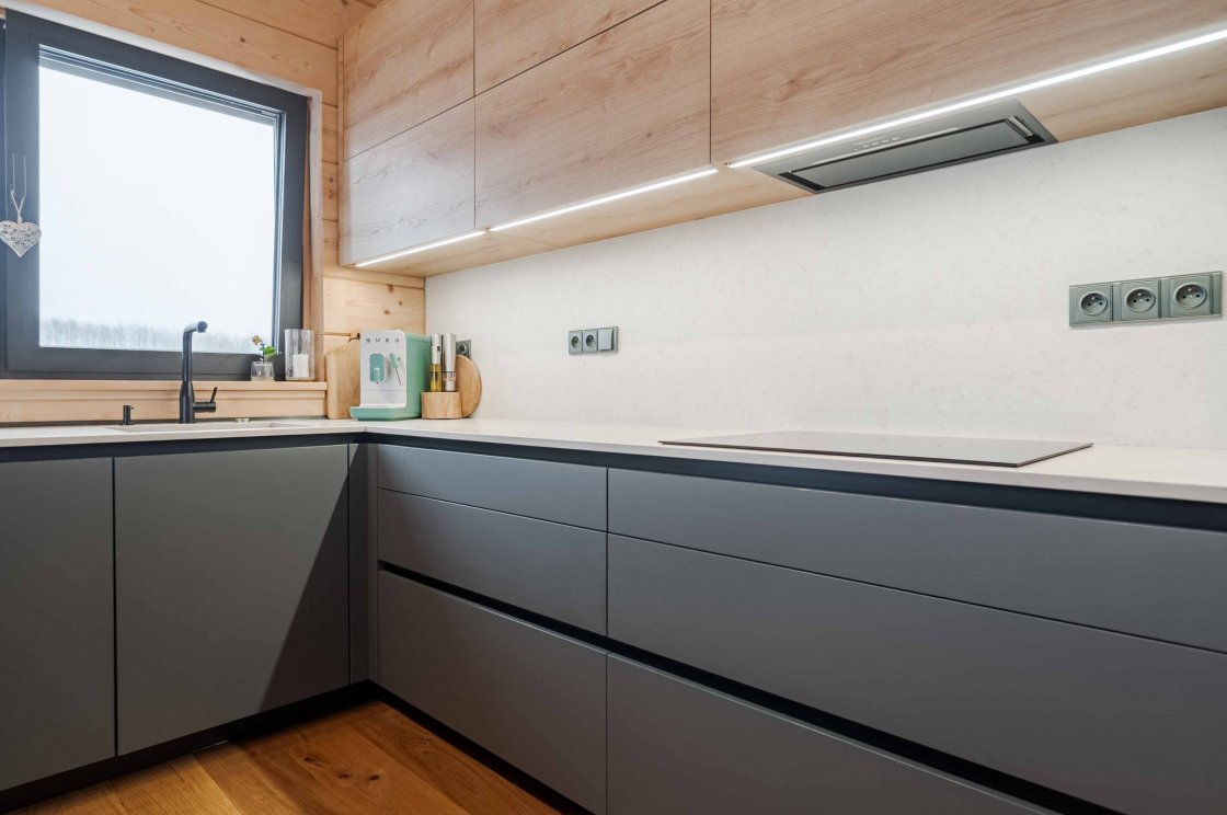 Tato kuchyňská linka byla zrealizována pro našeho zákazníka v Sopotnici (autor projektu: Petr Švehlák – kuchyňské studio Litomyšl).