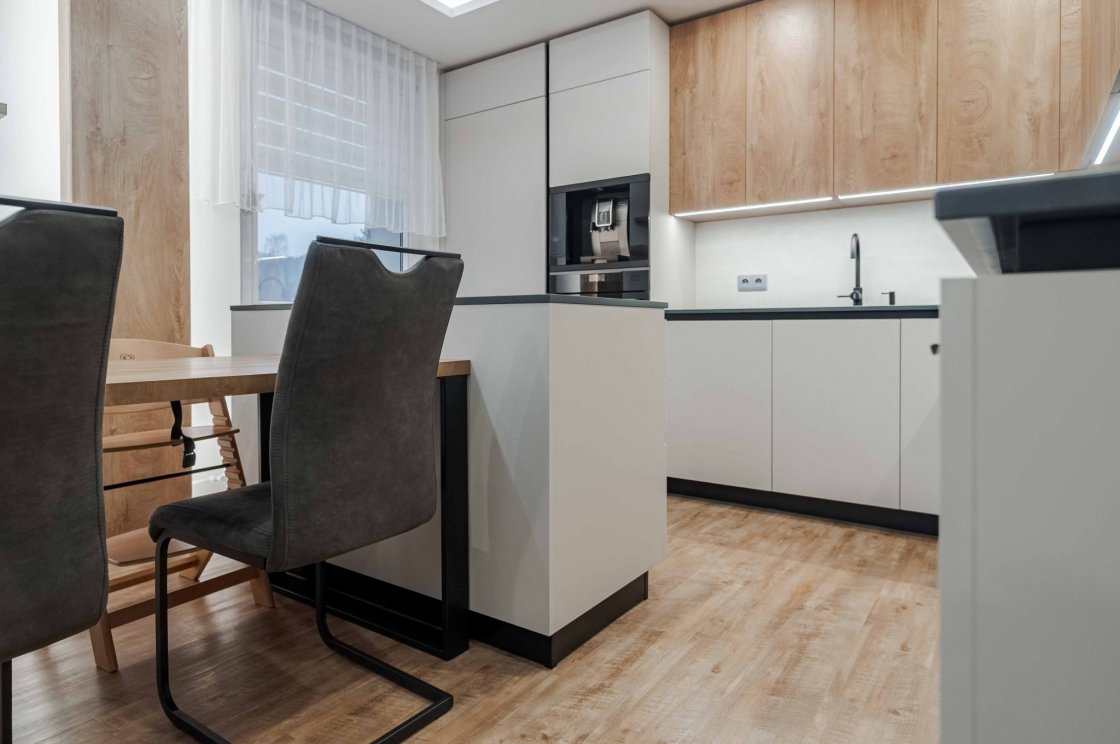 Tato kuchyňská linka byla zrealizována pro našeho zákazníka v České Třebové (autor projektu: Petr Švehlák – kuchyňské studio Litomyšl).