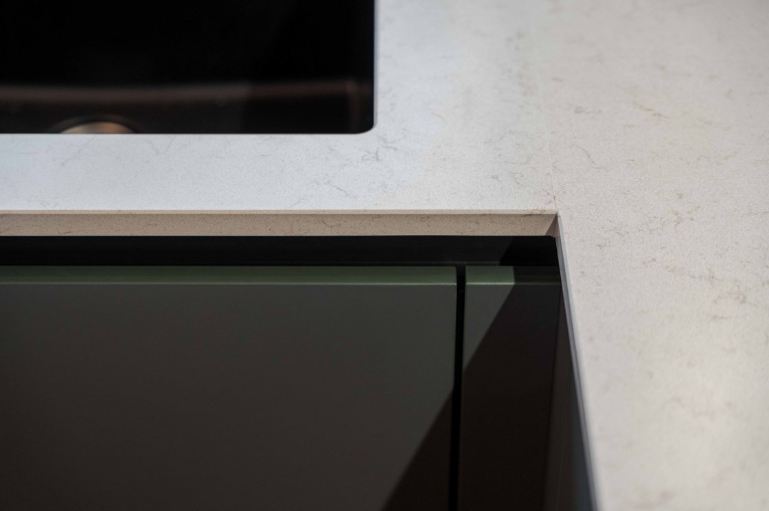 Tato kuchyňská linka byla zrealizována pro našeho zákazníka v Sopotnici (autor projektu: Petr Švehlák – kuchyňské studio Litomyšl).