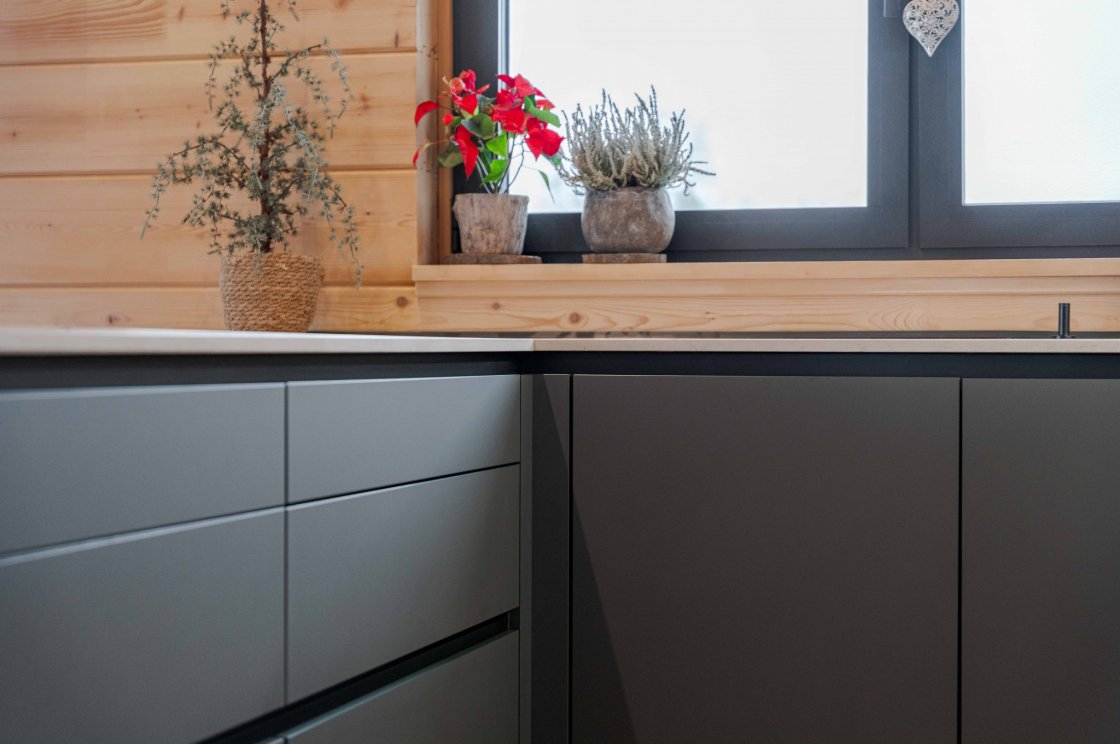 Tato kuchyňská linka byla zrealizována pro našeho zákazníka v Sopotnici (autor projektu: Petr Švehlák – kuchyňské studio Litomyšl).