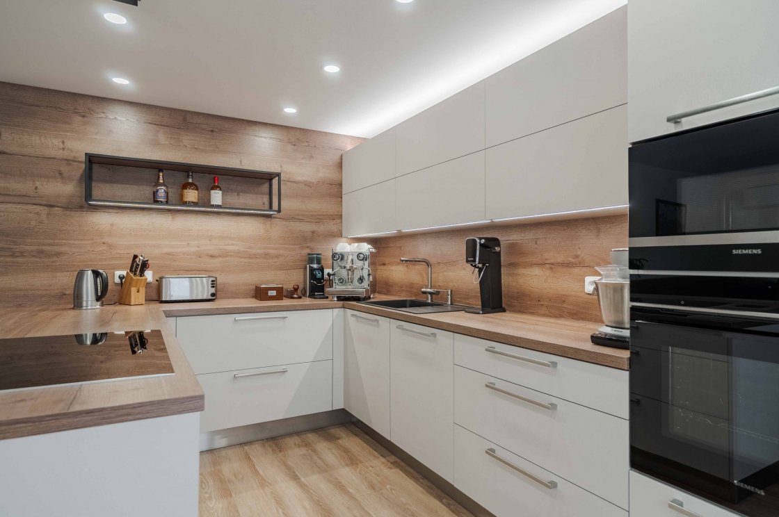 Tato kuchyňská linka byla zrealizována pro našeho zákazníka v Lanškrouně (autor projektu: Lenka Hofericová – kuchyňské studio Litomyšl).